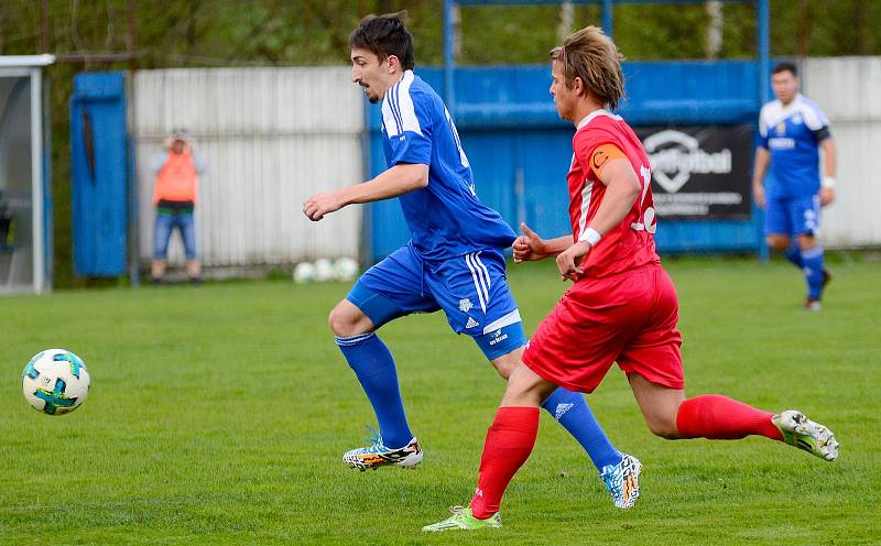 Nejdecký FK (v modrém) slavil v prvním kole krajského poháru výhru 5:0 nad Hvězdou Cheb (v červeném), když všechny trefy obstaral útočník Filip Neudert.