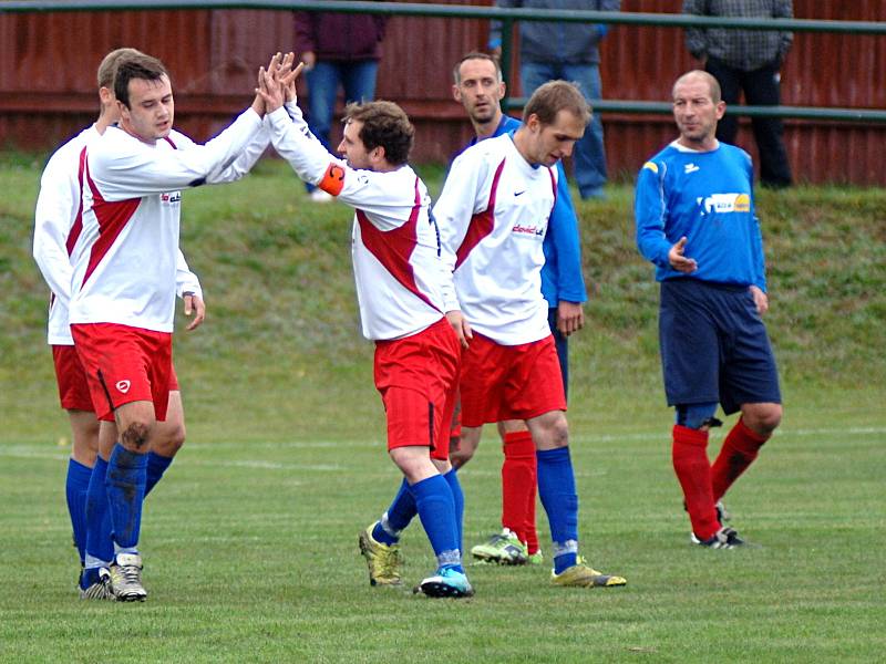 Tři body z Lubů si odvezli borci Hrozňatova (ve černo-modrém) za výhru 5:1.