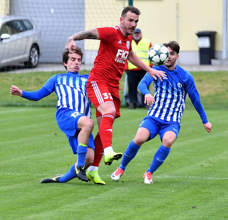 Ostrov doma nestačil na Zbuzany (v červeném), kterým podlehl 1:5.