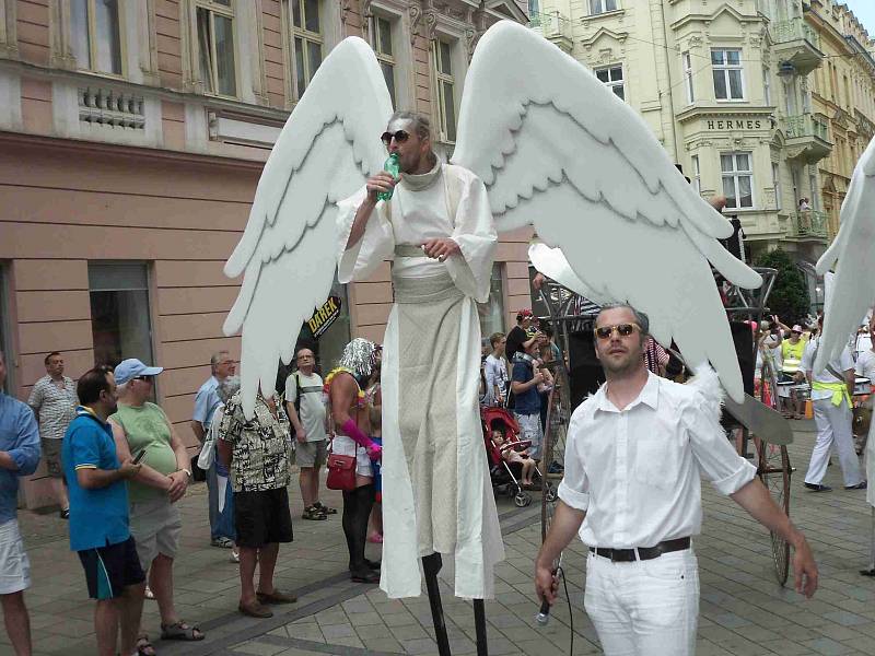 Karlovarský karneval a pestrobarevný průvod roztodivných bytostí.