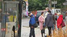 I na zastávkách městské hromadné dopravy na Chebsku musejí mít lidé roušky. Během středečního dne ji na obličeji i při čekání na autobus měli všichni lidé. Ti, kteří si roušku zapomněli, nebo neměli s sebou si nos a ústa chránili rukávem bundy.