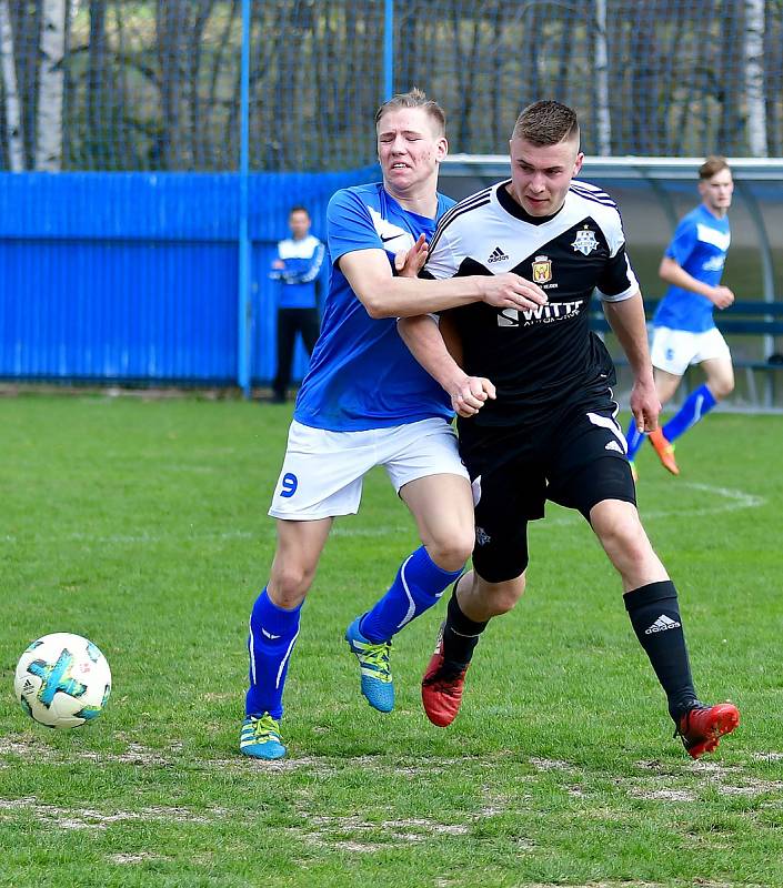 Nejdek (v černém) v domácím prostředí remizoval 2:2 s Ostrovem (v modrém).