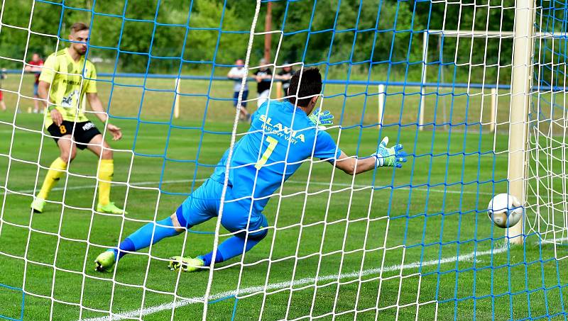 Přeštice (ve žlutém) urvaly cenný skalp třetiligové karlovarské Slavie, kterou porazily na starorolském pažitu v poměru 1:0.