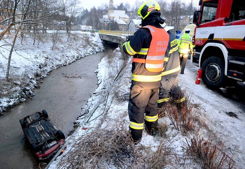 Řidič prorazil zábradlí a skončil v potoce