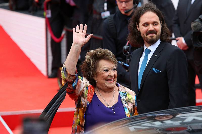 Příjezdem hostů na červený koberec hotelu Thermal začal 56. ročník  Mezinárodního filmového festivalu Karlovy Vary. Na fotografii herečka Jiřina Bohdalová se svým vnukem.