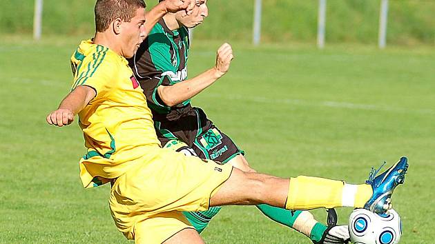 V přípravném duelu deklasovali sokolovští fotbalisté (v zeleném) tým karlovarských Buldoků 5:0.