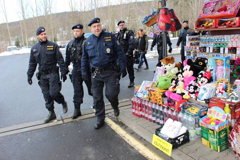 Preventivní policejní akce na tržnici v Potůčkách.