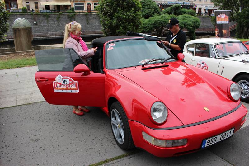 Účastníci 5. ročníku Carlsbad Classic, veteránské soutěže automobilů.