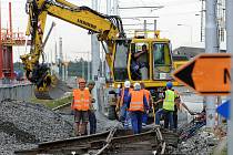 Dělníci opravují železniční trať.