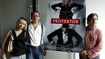 Představitelé hlavních rolí v novém českém filmu Protektor zleva Jana Plodková, Marek Daniel a autor plakátu Aleš Najbrt na setkání s novináři 6. července 2009 na Mezinárodním filmovém festivalu v Karlových Varech.