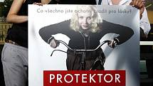 Představitelé hlavních rolí v novém českém filmu Protektor zleva Jana Plodková, Marek Daniel a autor plakátu Aleš Najbrt na setkání s novináři 6. července 2009 na Mezinárodním filmovém festivalu v Karlových Varech.