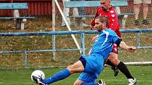 V 10. kole krajského fotbalového přeboru hostili fotbalisté karlovarské Lokomotivy (v modrém) na stadionu na Růžovém Vrchu fotbalisty Unionu Cheb (v červeném), se kterými uhráli nerozhodný výsledek 1:1.