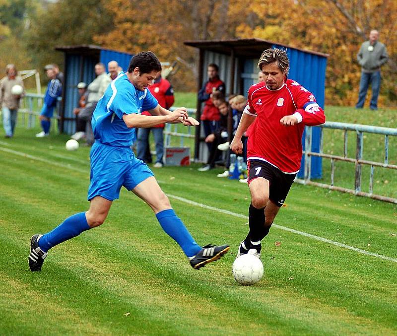 V 10. kole krajského fotbalového přeboru hostili fotbalisté karlovarské Lokomotivy (v modrém) na stadionu na Růžovém Vrchu fotbalisty Unionu Cheb (v červeném), se kterými uhráli nerozhodný výsledek 1:1.