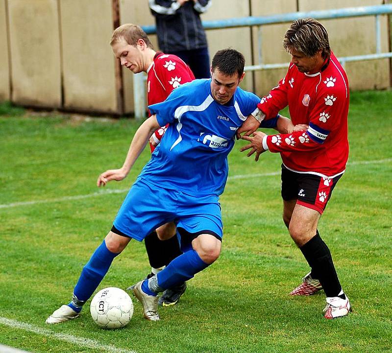 V 10. kole krajského fotbalového přeboru hostili fotbalisté karlovarské Lokomotivy (v modrém) na stadionu na Růžovém Vrchu fotbalisty Unionu Cheb (v červeném), se kterými uhráli nerozhodný výsledek 1:1.