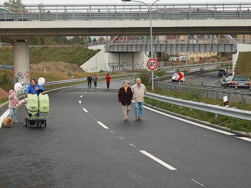 Dlouhá léta volali motoristé po bezproblémovém průjezdu Karlovými Vary. Zítra se konečně dočkají. Průtah krajským městem bude kompletní.