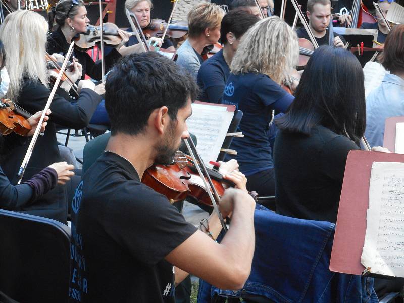 Karlovarský symfonický orchestr koncertoval na Svatošských skalách.