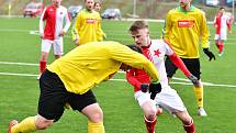 Souboj rezerv ovládla karlovarská Slavia, která porazila Březovou B (ve žlutém) 5:0.