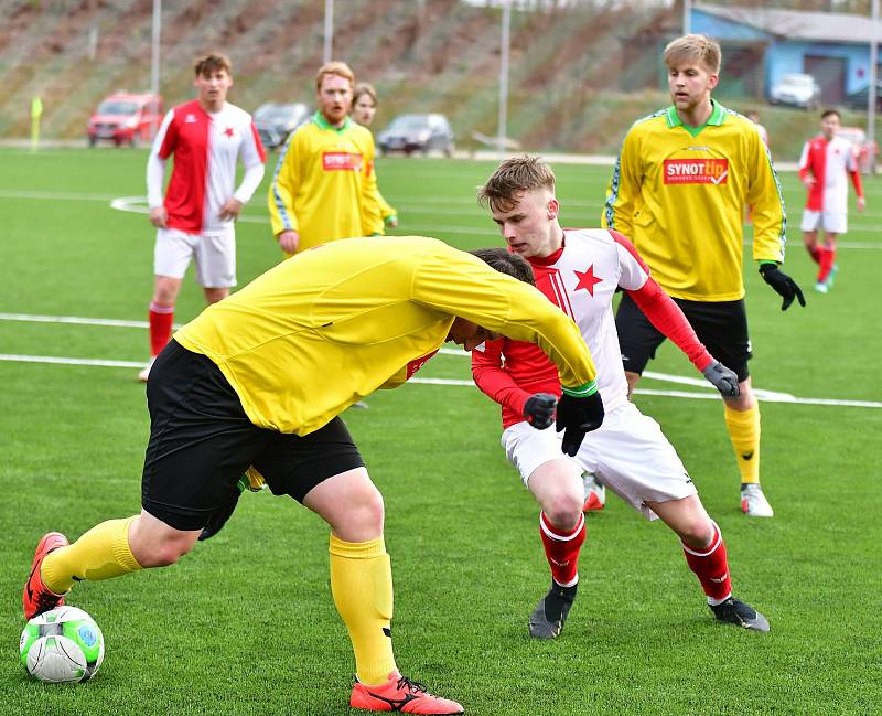 Souboj rezerv ovládla karlovarská Slavia, která porazila Březovou B (ve žlutém) 5:0.