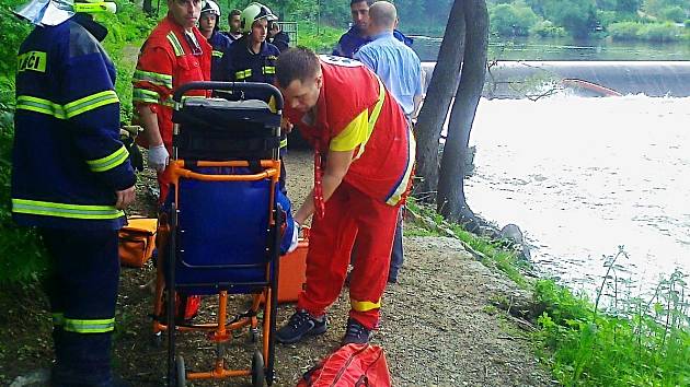 Vodákům, kteří se převrátili na jezu v Lokti, museli pomoci záchranáři.