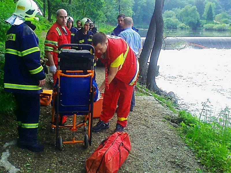 Vodákům, kteří se převrátili na jezu v Lokti, museli pomoci záchranáři.