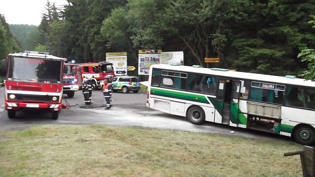 U Jáchymova začal za jízdy hořet autobus plný dětí