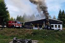 Střechu chaty v osadě Vršek u Jáchymova zachvátil požár. Rodina, která v ní spala, se včas dostala ven.