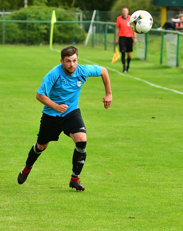 Dvory (ve žlutém) porazily 7:0 výběr Lomnice.