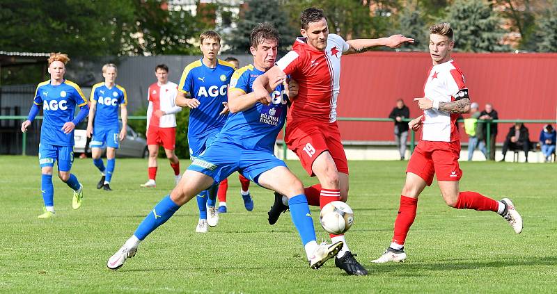 V souboji třetiligových týmů uspěla karlovarská Slavia, která porazila Teplice B 2:0.