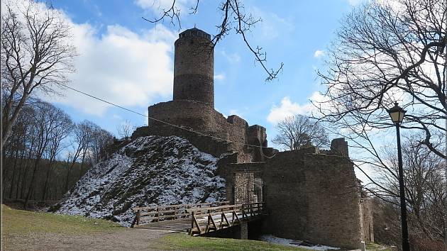 Zřícenina hradu Hasisštejn se nachází u hranic Karlovarska a Chomutovska.