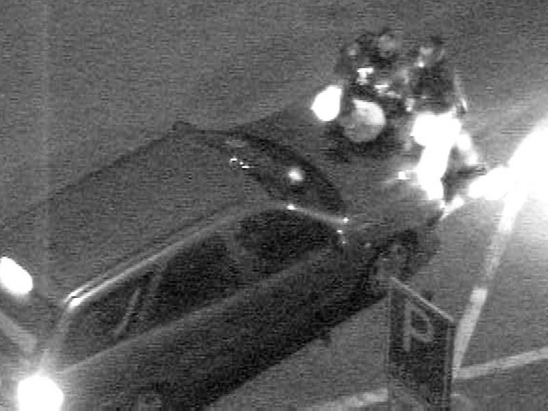 Z AUTA DOLŮ! Snímek z městského monitorovacího kamerového systému zachycuje karlovarské strážníky v okamžiku, kdy sundavali opilého muže z kapoty auta.