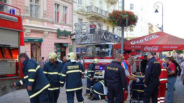 Tři jednotky karlovarských hasičů zasahovaly v v karlovarské Zeyerově ulici. Došlo zde k požáru v soukromém bytě.