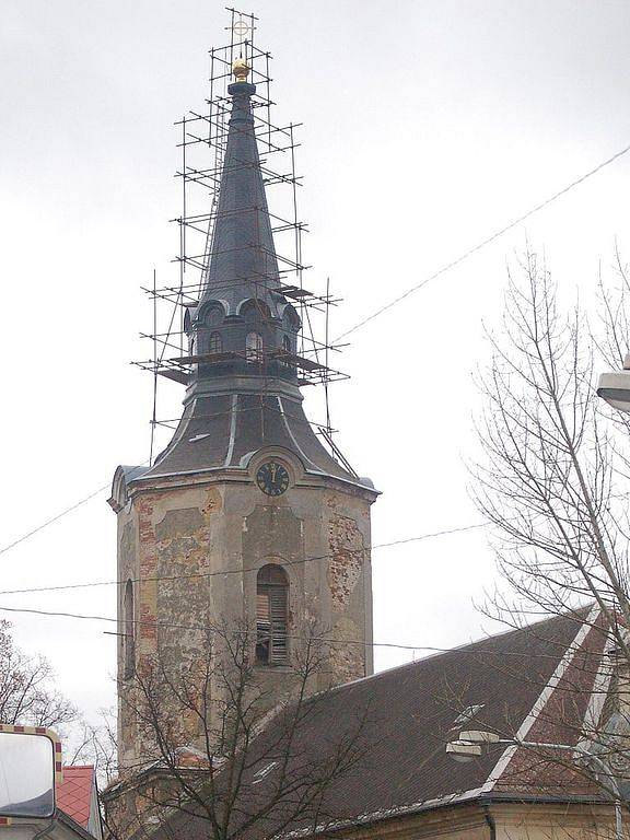 Hroznětínský kostel nápor větru přečkal bez větší úhony.