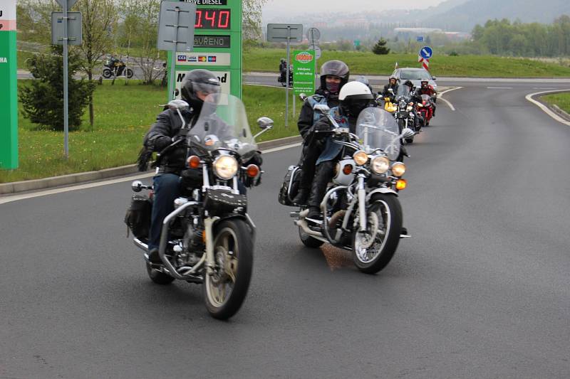 Stovky motorkářů zahájily v pondělí novou sezonu setkáním v Karlových Varech, společnou jízdou do Nejdku a mší v tamním kostele svatého Martina s následným požehnáním motorkám i strojům. Akci připravili tradičně karlovarští Lion Bikers a zúčastnilo se jí 