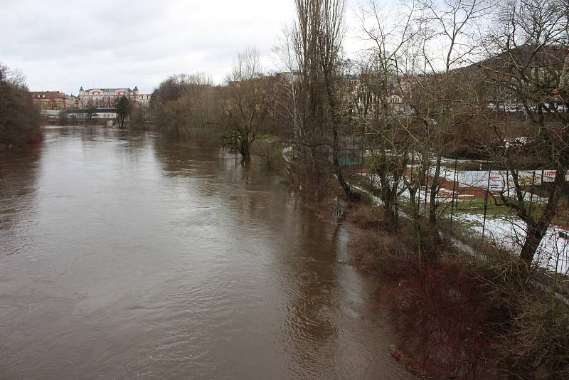 Řeka Ohře se vylila pod Chebským mostem v Karlových Varech ze svých břehů.