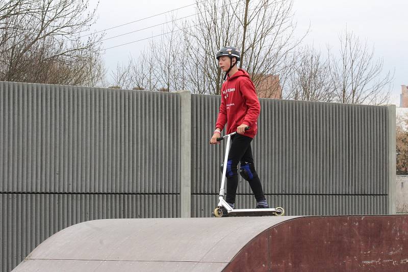 Ostrovský skatepark je opět otevřený. V sobotu zde dováděli kluci na koloběžkách.