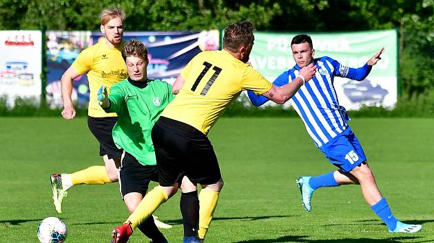 V divizním derby v rámci Turnaje KKFS uspěl na svém hřišti Ostrov (v pruhovaném), který udolal Mariánské Lázně (ve žlutém) těsně 1:0.