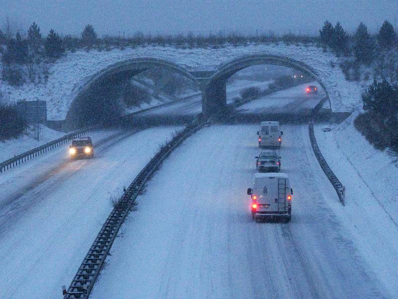 Rychlostní silnice R6 byla v pondělí ráno pod sněhem a obtížně sjízdná. Ještě hůře na tom byly ostatní silnice v regionu. Sníh zasypal i města.