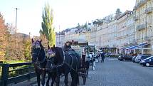 Centrum města Karlovy Vary zůstává i nadále prázdné. Lidé věří, že se po rozvolnění opatření život do města zase vrátí a turisté začnou do centra opět přijíždět.