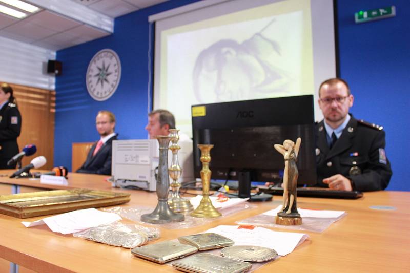 Z tiskové konference, kde policie informovala o gangu zlodějů umění.