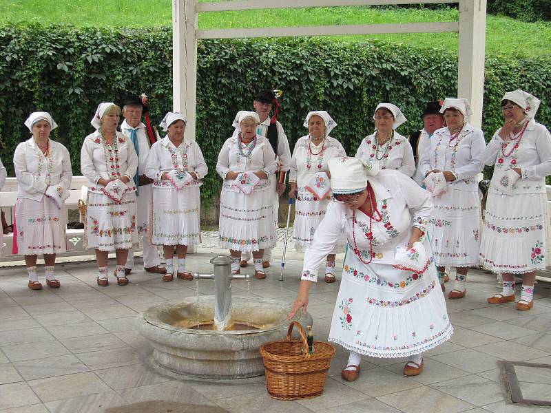 Roztančený folklorní festival a porcelánové slavnosti.