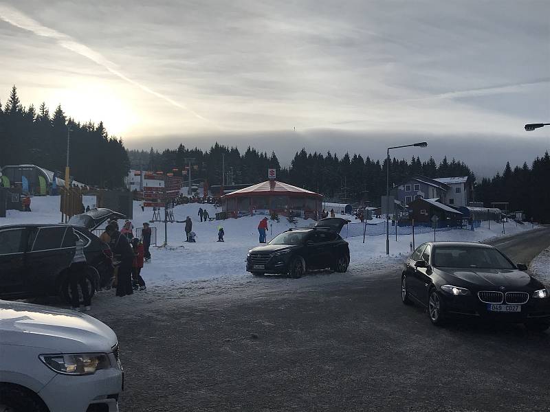 Do Loučné vyrazily stovky milovníků sněhu a lyžování.