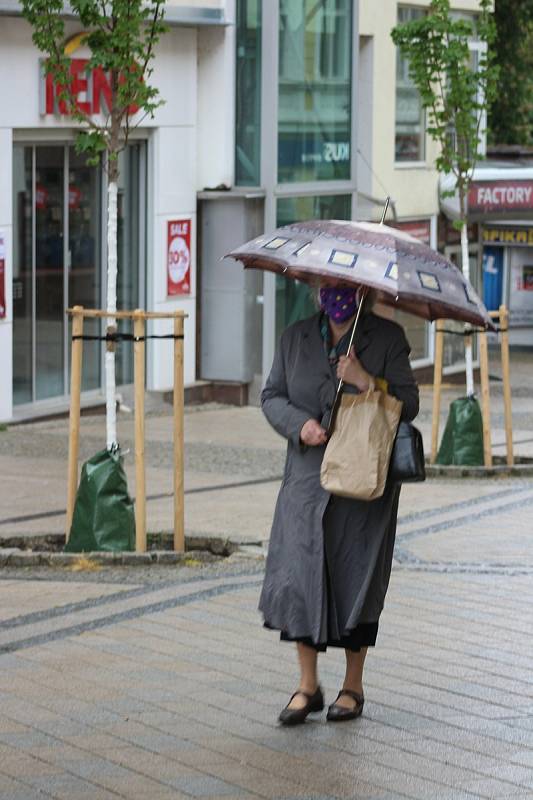 S rouškou nebo bez? Někteří je stále nosí, jiní už je venku nepoužívají.