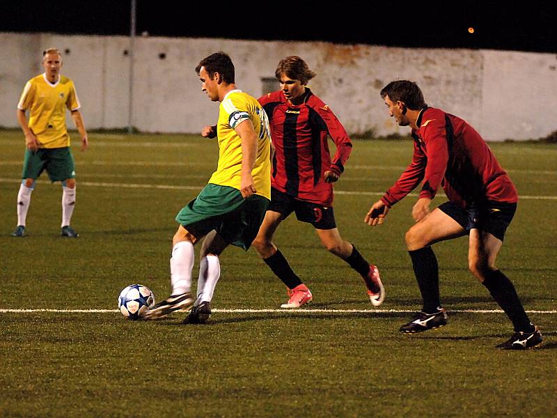 Fotbalisté FC Cheb (v černo-červeném) porazili až po pokutových kopech Františkovy Lázně 2:1.