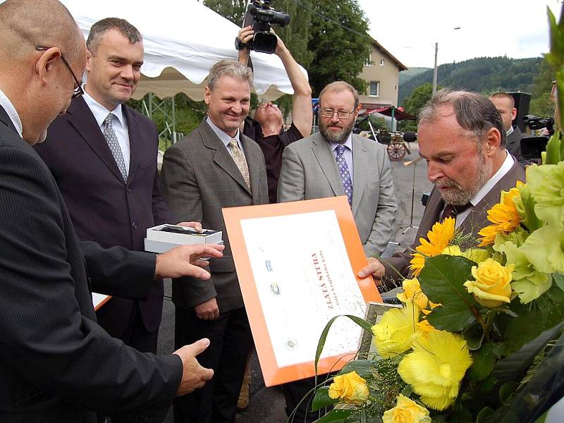 Vyhlašování vítězů soutěže Vesnice roku na Karlovarsku v roce 2010.