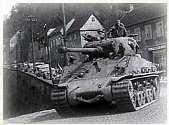 Americké tanky se vrací od Karlových Varů do Lokte.