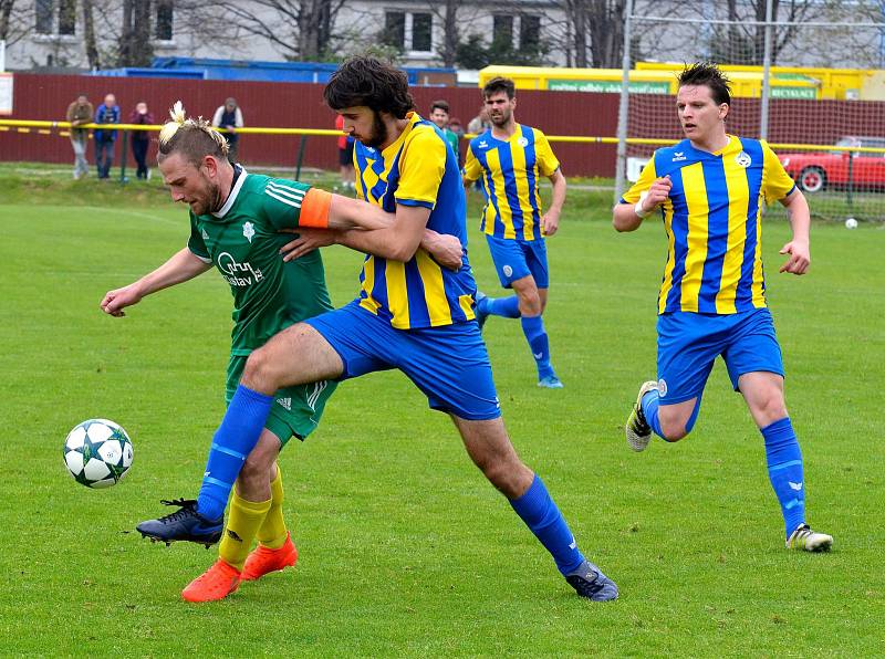 První jarní krajské derby bylo o víkendu na programu na dvorském stadionu, kde tvrdili roli favorita hráči v trikotech karlovarského 1.FC, kterým se postavila do cesty fotbalová družina Mariánských Lázní (ve žlutém). Právě Mariánské Lázně na půdě favorita