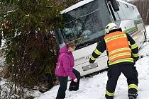 Převrácený autobus, během sněhové kalamity 