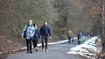 Krásné sobotní počasí vylákalo opět ven lidi. Do Svatošských skal proudila procesí. Hejtman Petr Kulhánek říká, že obyvatele kraje chápe. Podle něho i na procházkách ale mají dodržovat nařízení, tedy zejméma roušky a nevytvářet shluky několika rodin.