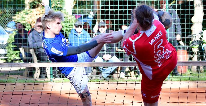 Extraligový bronz si připsali na konto nohejbalisté SK Liapor Karlovy Vary, kteří v semifinále ztroskotali na výběru Čakovic, který si tak okusí nástrahy Superfinále.