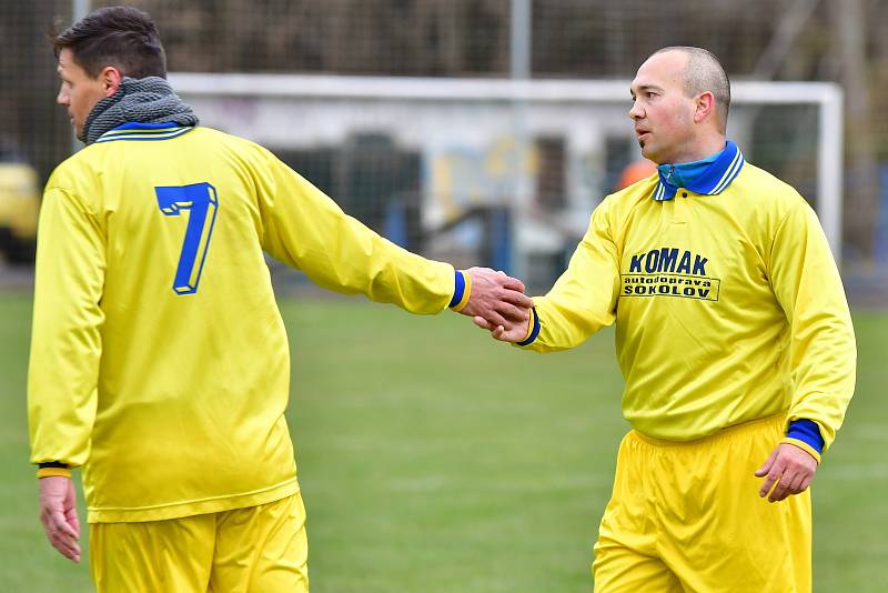 Fotbalisté Dalovic slavili vysokou výhru 6:0 nad Jáchymovem (modrém).